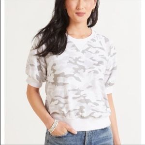 Evereve camo short sleeve puff sweater size 4